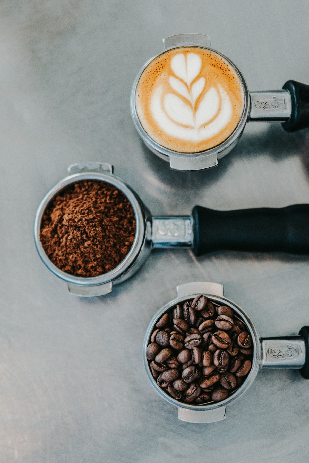 Portafiltros con latte, café molido y grano
