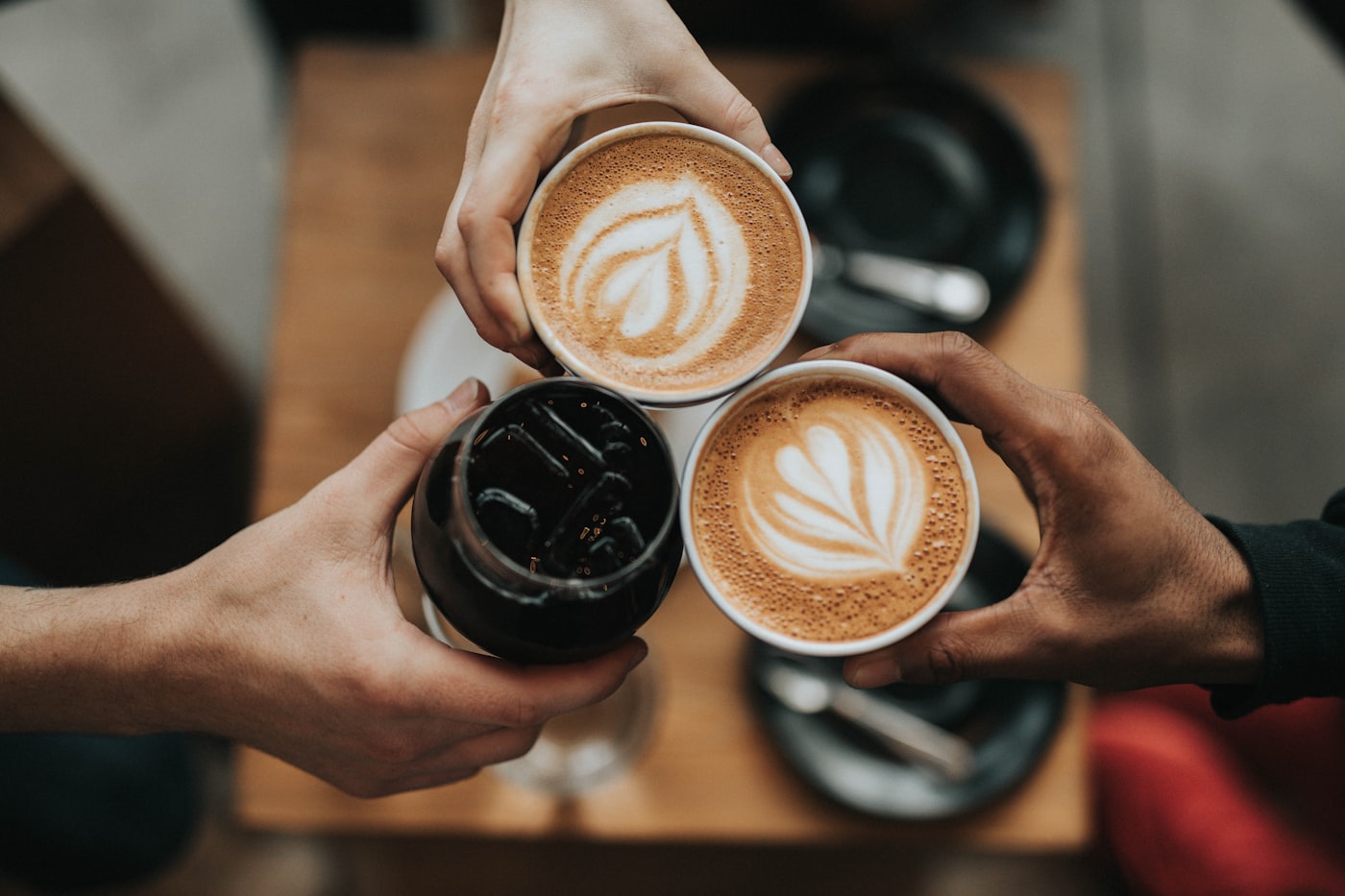 Tres personas brindando con café