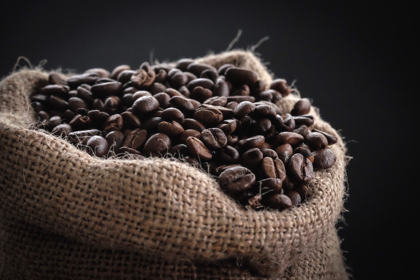 Costal con granos de café recién tostados